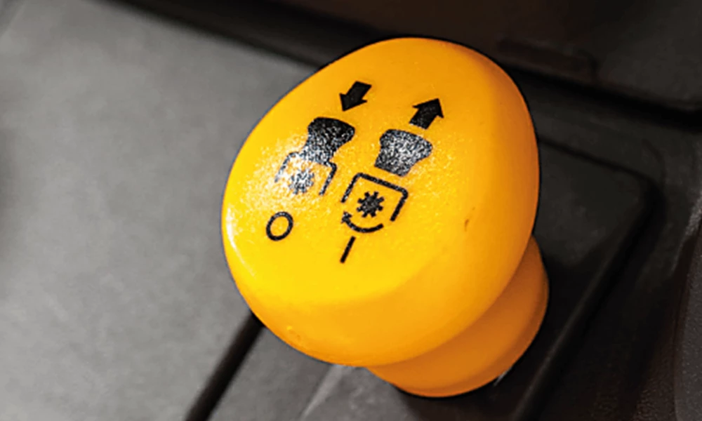 Włącznik sprzęgła noży w traktorze Cub Cadet XT2 QR106